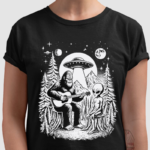 Camiseta Pé Grande e Alien tocando Violão na Natureza